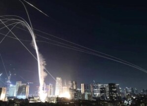 مليشيا الحوثي تشن هجومًا صاروخيًا باليستيًا على أهداف إسرائيلية