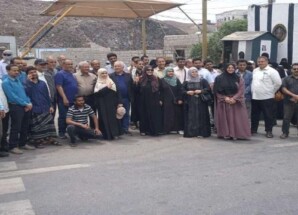 لليوم العاشر على التوالي.. الأمانة العامة تواصل وقفتها الاحتجاجية رفضاً لإغلاق مقرها بالعاصمة عدن