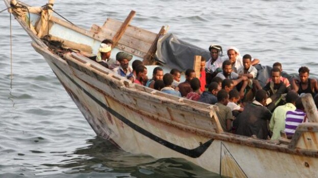 اعتراض قارب تهريب يقل 47 مهاجراً إثيوبياً قرب مضيق باب المندب