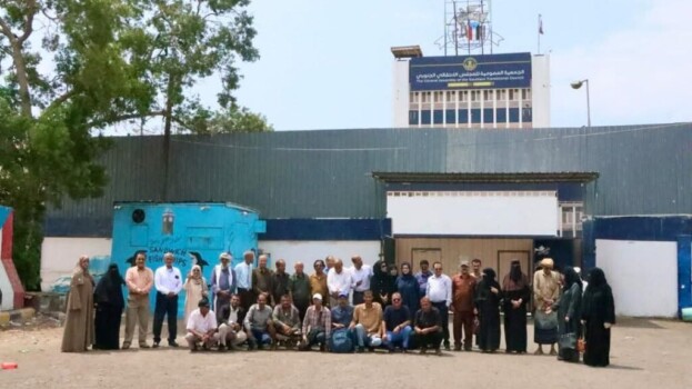 مجلس المستشارين بالمجلس الانتقالي يواصل وقفته السلمية للمطالبة بإلغاء إغلاق مقر الجمعية العمومية لممارسة عملهم السياسي والإداري