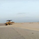 استمرار أعمال إزاحة الرمال عن طريق الساحل عرقه في شبوة لتعزيز السلامة المرورية