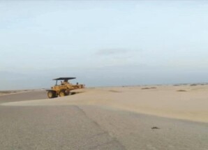 استمرار أعمال إزاحة الرمال عن طريق الساحل عرقه في شبوة لتعزيز السلامة المرورية