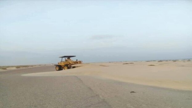 استمرار أعمال إزاحة الرمال عن طريق الساحل عرقه في شبوة لتعزيز السلامة المرورية