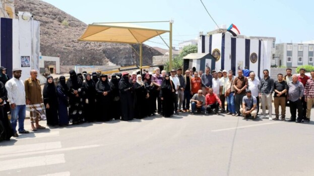 كوادر أمانة الانتقالي تواصل وقفاتها الاحتجاجية لليوم الـ 20