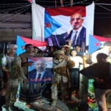 ردًا على تصريحات الخنبشي.. أبناء حضرموت يرفعون أكبر صورة للرئيس الزُبيدي إلى جانب أعلام الجنوب