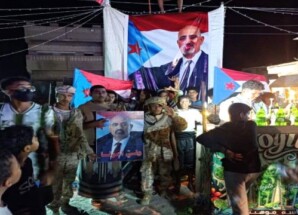 ردًا على تصريحات الخنبشي.. أبناء حضرموت يرفعون أكبر صورة للرئيس الزُبيدي إلى جانب أعلام الجنوب