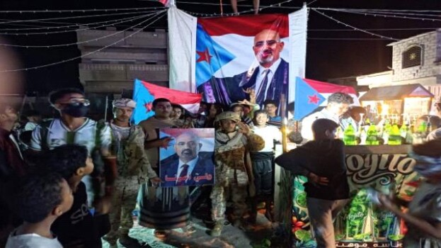 ردًا على تصريحات الخنبشي.. أبناء حضرموت يرفعون أكبر صورة للرئيس الزُبيدي إلى جانب أعلام الجنوب