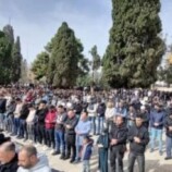 المقدسيون يؤدون صلاة الجمعة الأخيرة من رمضان قرب الأقصى وسط إغلاق إسرائيلي