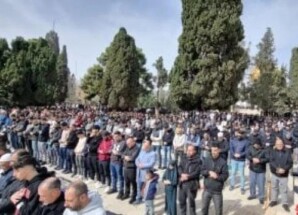 المقدسيون يؤدون صلاة الجمعة الأخيرة من رمضان قرب الأقصى وسط إغلاق إسرائيلي