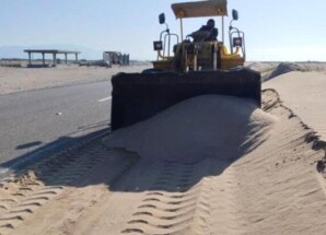 الفرق الفنية تواصل إزالة الرمال على الطريق الرابط بين شقرة والوضيع بأبين