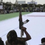 الحوثيون يواصلون استقطاب الشباب والأطفال في ظل أزمة معيشية حادة