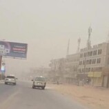 موجة غبار كثيفة تجتاح مدينة عتق في أول أيام عيد الفطر