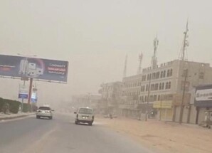 موجة غبار كثيفة تجتاح مدينة عتق في أول أيام عيد الفطر
