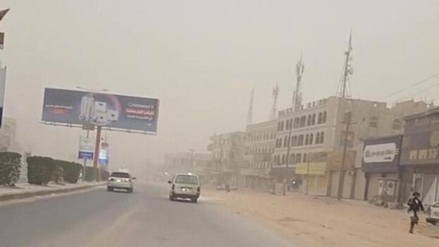 موجة غبار كثيفة تجتاح مدينة عتق في أول أيام عيد الفطر