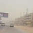 موجة غبار كثيفة تجتاح مدينة عتق في أول أيام عيد الفطر
