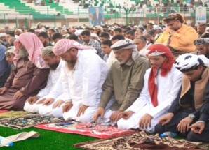 رئيس وأعضاء انتقالي مديرية الشيخ عثمان يؤدون صلاة العيد مع جموع المصلين