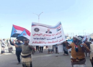 استقبال الوزراء والمسؤولين عقب صلاة العيد في معاشيق بصور الرئيس الزُبيدي واعلام الجنوب