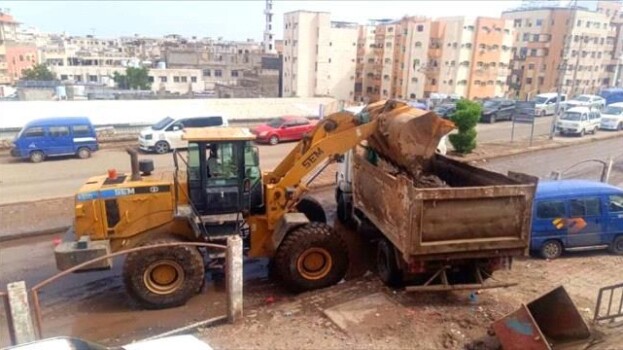 صندوق النظافة بعدن يواصل شفط مياه الأمطار ورفع المخلفات لليوم الرابع