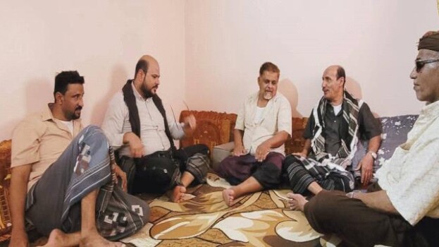 تنفيذية انتقالي حضرموت تعايد عدداً من أسر شهداء الجنوب بمدينة المكلا