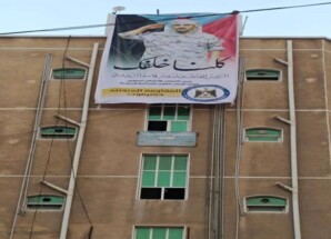 من أسطح المنازل.. مدينة المكلا  تجدد العهد للرئيس الزُبيدي