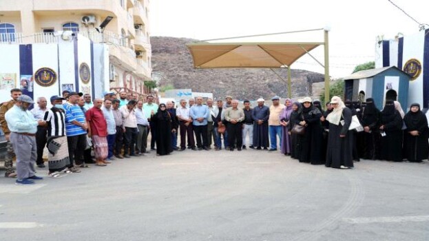 لليوم التاسع على التوالي.. الأمانة العامة تواصل وقفتها الاحتجاجية رفضاً لإغلاق مقرها بالعاصمة عدن