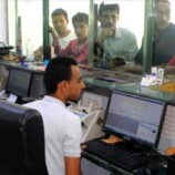 الحرب تضرب الريال.. أزمة السيولة توسّع السوق الموازية في اليمن