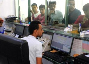 الحرب تضرب الريال.. أزمة السيولة توسّع السوق الموازية في اليمن