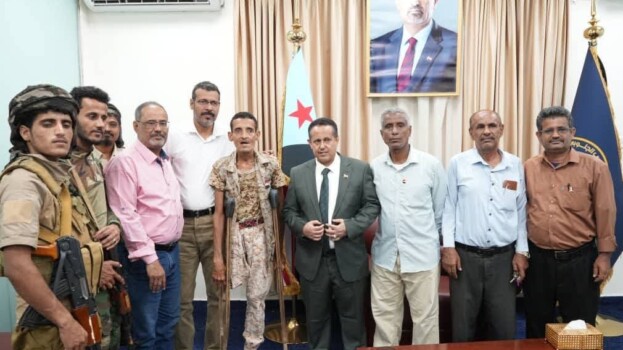 بتوجيهات الرئيس الزُبيدي… الحالمي يكرّم البطل الجريح علوي عبدالله بدرع الصمود