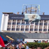 المواطنون يعيدون رفع صورة الرئيس عيدروس الزبيدي فوق مقر الجمعية العمومية