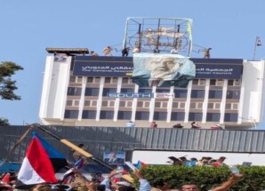 المواطنون يعيدون رفع صورة الرئيس عيدروس الزبيدي فوق مقر الجمعية العمومية