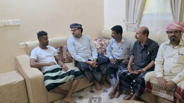 رئيس انتقالي حضرموت يتفقد الجريح أسامة الجامع ويؤكد متابعته المباشرة لنقله للعلاج في الخارج