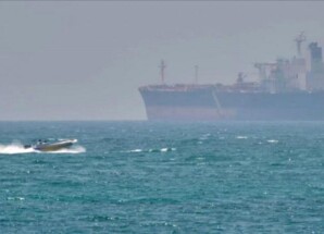 نيويورك تايمز: إيران تعتمد تكتيكات “أسطول البعوض” لتعزيز نفوذها في مضيق هرمز