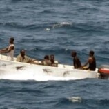 قراصنة يختطفون ناقلة منتجات قبالة سواحل الصومال ويحتجزون 17 بحارًا