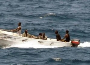 قراصنة يختطفون ناقلة منتجات قبالة سواحل الصومال ويحتجزون 17 بحارًا