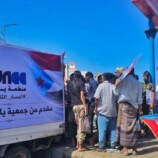 بدعم جمعية يافع الأمريكية منظمة ياك تقدم 15 ألف قنينة ماء تروي عطش الحشود في ساحة العروض