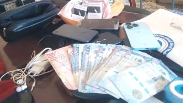 شرطة المهرة تضبط متهماً بانتحال شخصية واحتيال مالي خلال أقل من 12 ساعة من تلقي البلاغ