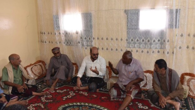القائم بأعمال رئيس تنفيذية انتقالي حضرموت يقدم واجب العزاء للمناضل علي سالم المنصوري في وفاة والدته