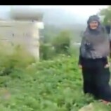 مسلح حوثي يهدم منزل مسنة في محافظة اب اليمنية