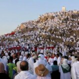 الحجاج يتوافدون إلى صعيد عرفات لأداء “الركن الأعظم”