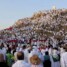 الحجاج يتوافدون إلى صعيد عرفات لأداء “الركن الأعظم”