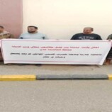 وقفة احتجاجية لأهالي بئر فضل للمطالبة بتحسين الخدمات ومعالجة طفح الصرف الصحي