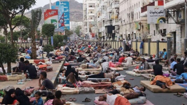 لأول مرة في تاريخ عدن.. شباب عدن يعلنون النوم في الشوارع بسبب إنقطاع التيار الكهربائي