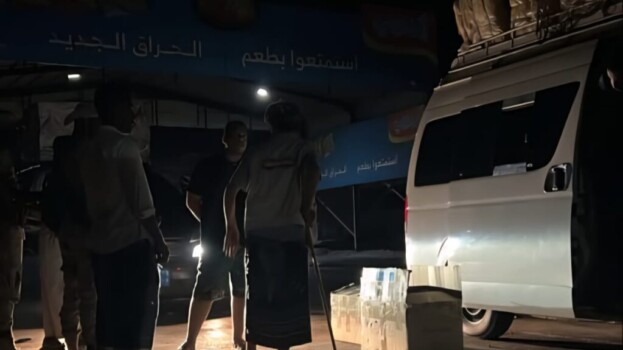استحداث جمارك داخلية يشل حركة النقل في مدخل المكلا ويثير غضب المسافرين