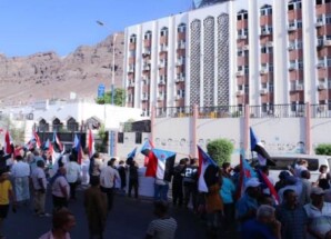 مظاهرة شعبية غاضبة في عدن تندد بحرب الخدمات وسياسات العقاب الجماعي بحق أبناء الجنوب