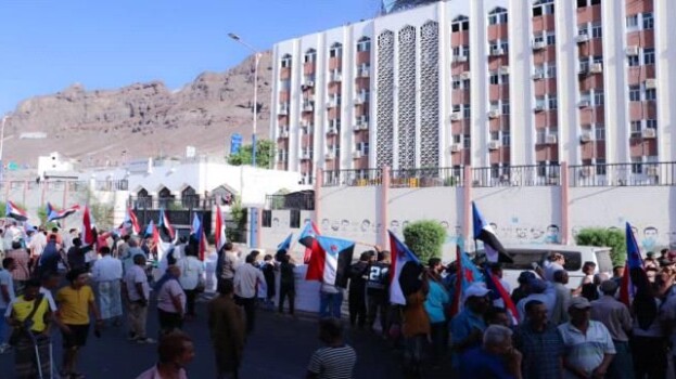 مظاهرة شعبية غاضبة في عدن تندد بحرب الخدمات وسياسات العقاب الجماعي بحق أبناء الجنوب