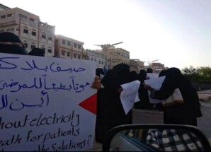 وقفة نسوية سلمية بالمكلا تندد بتدهور الخدمات والأوضاع المعيشية