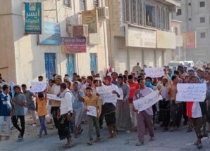 مسيرة غاضبة في سيئون تندد بتدهور الخدمات وتطالب بخروج قوات الطوارئ اليمنية