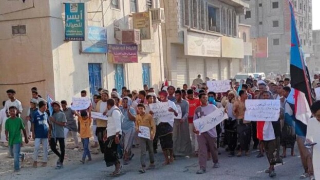 مسيرة غاضبة في سيئون تندد بتدهور الخدمات وتطالب بخروج قوات الطوارئ اليمنية