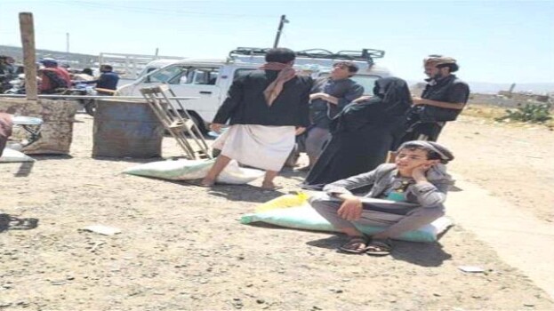 اتهامات للحوثيين بتوزيع أغذية فاسدة