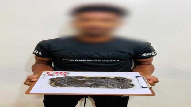 ادارة مكافحة المخدرات بعدن تطيح بمروج وبحوزته كمية من الحشيش المخدر
